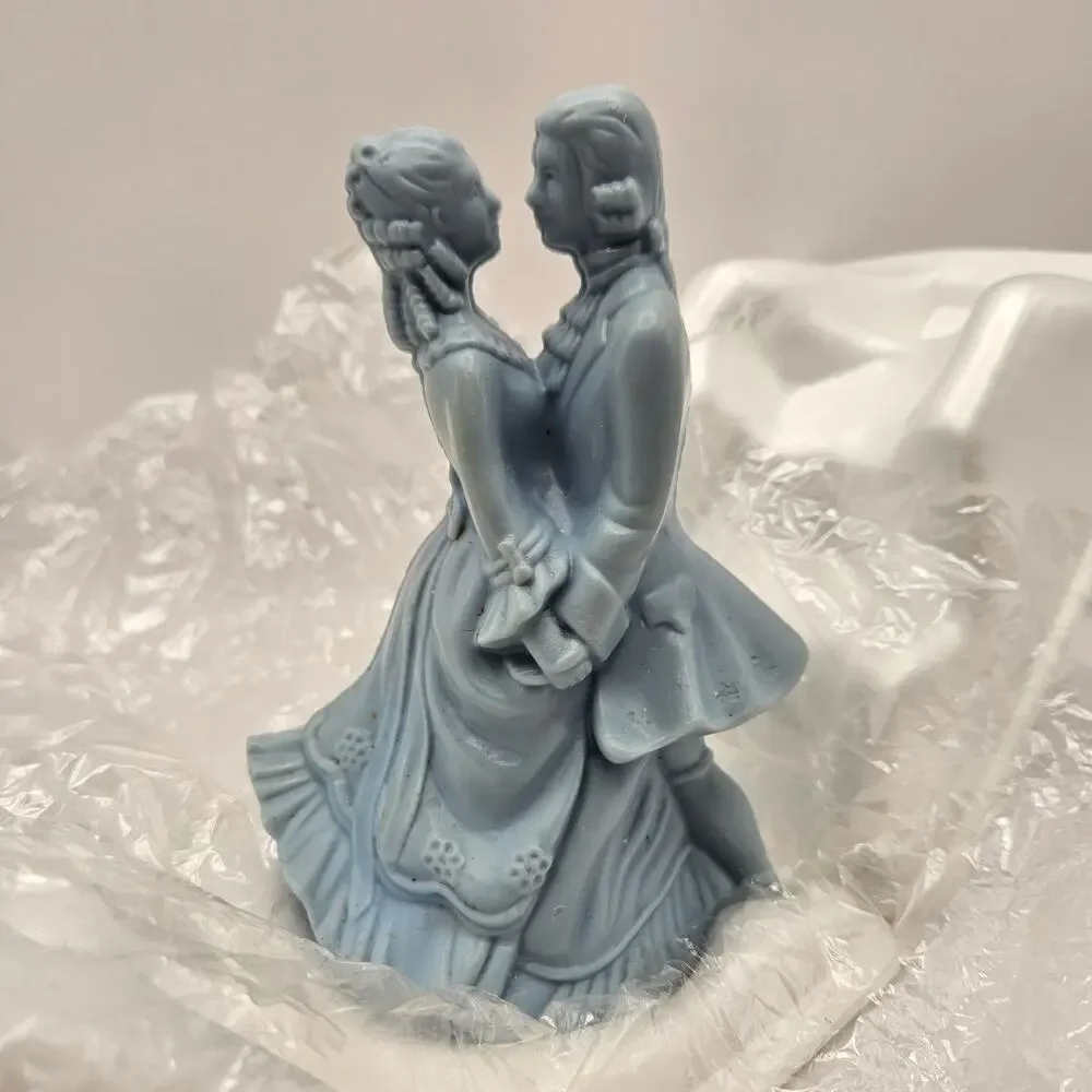 VINTAGE AVON VIENNESE WALTZ POTPOURRI FRAGRANCE DECORATIVE POMANDER FIGURINE